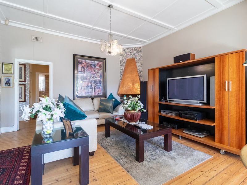 "Luxurious Comfort Meets Elegant Style: Your Dream Home Awaits!" - Photo 3