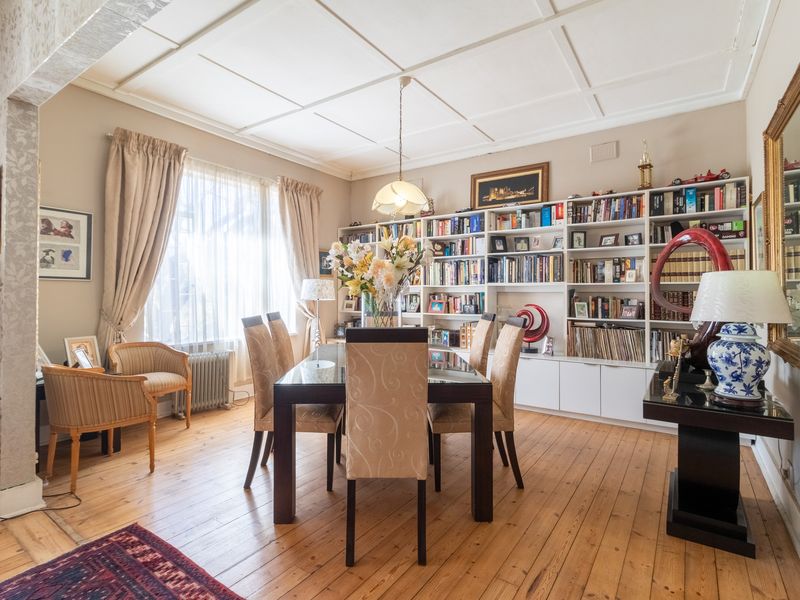 "Luxurious Comfort Meets Elegant Style: Your Dream Home Awaits!" - Photo 5