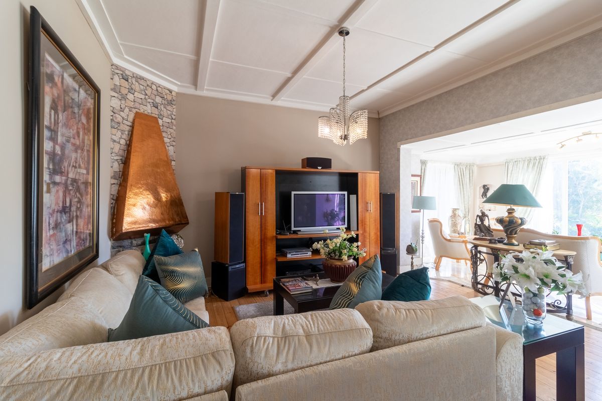 "Luxurious Comfort Meets Elegant Style: Your Dream Home Awaits!" - Photo 4