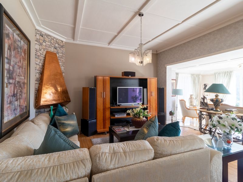 "Luxurious Comfort Meets Elegant Style: Your Dream Home Awaits!" - Photo 4