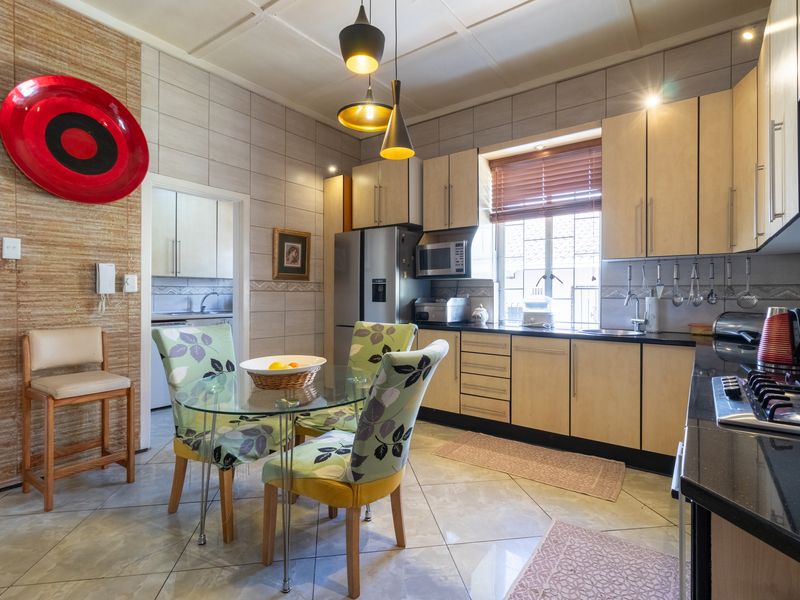 "Luxurious Comfort Meets Elegant Style: Your Dream Home Awaits!" - Photo 9