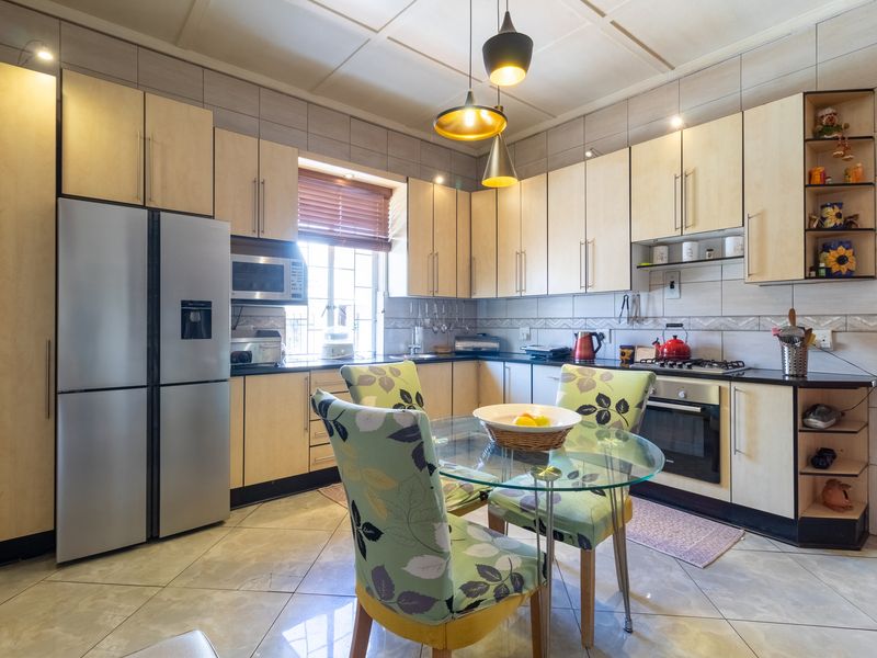 "Luxurious Comfort Meets Elegant Style: Your Dream Home Awaits!" - Photo 8