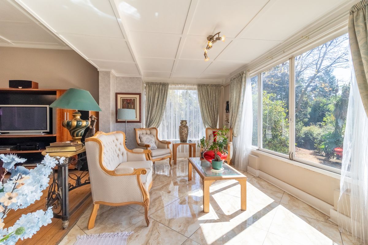 "Luxurious Comfort Meets Elegant Style: Your Dream Home Awaits!" - Photo 2