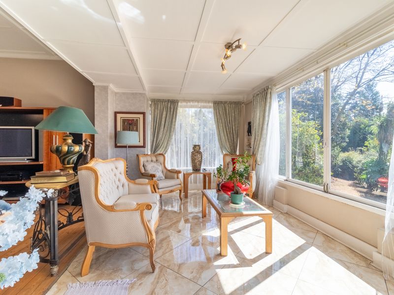 "Luxurious Comfort Meets Elegant Style: Your Dream Home Awaits!" - Photo 2