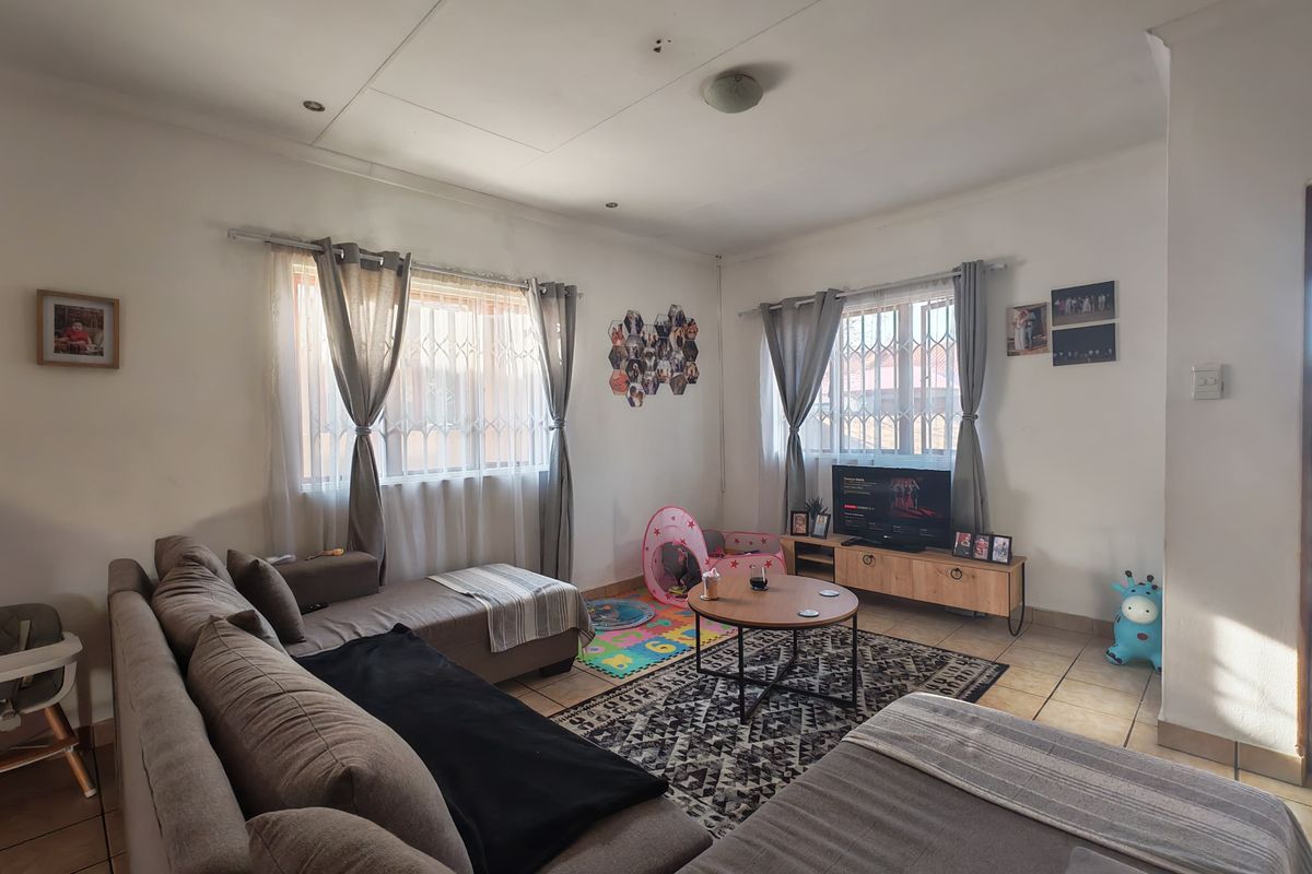 Neat 3-Bedroom Townhouse – Ideal Location, Great Value - Photo 3