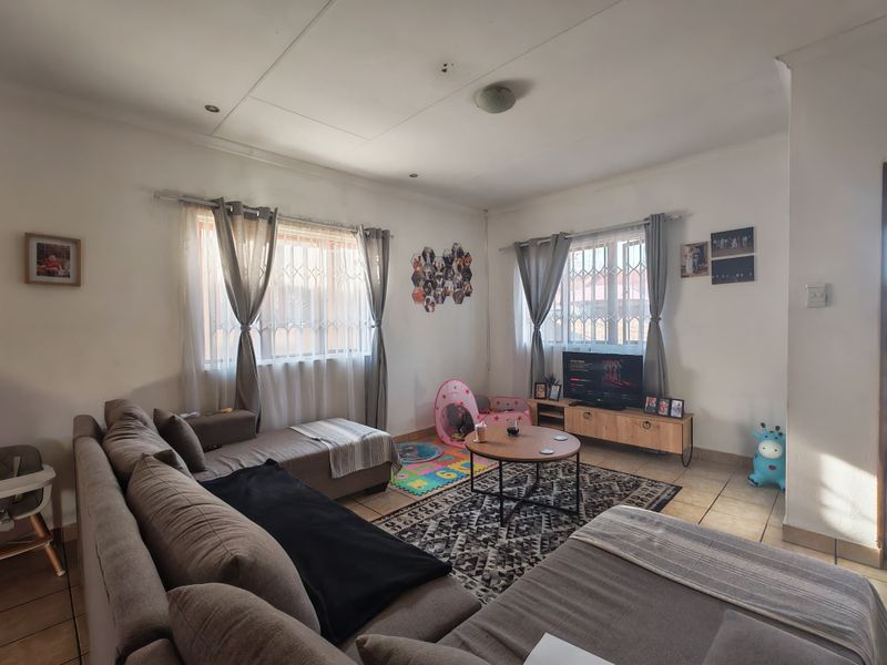 Neat 3-Bedroom Townhouse – Ideal Location, Great Value - Photo 3