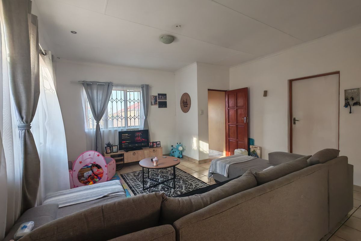 Neat 3-Bedroom Townhouse – Ideal Location, Great Value - Photo 4