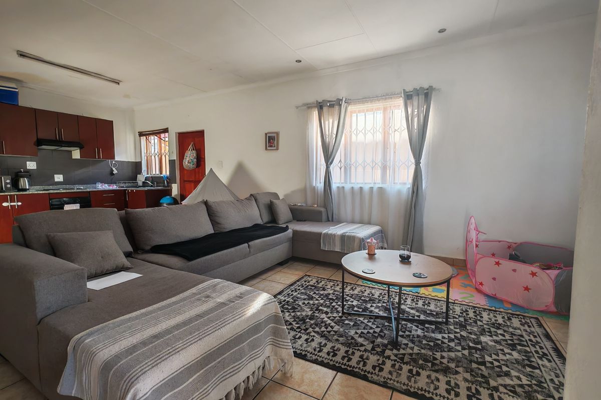 Neat 3-Bedroom Townhouse – Ideal Location, Great Value - Photo 2