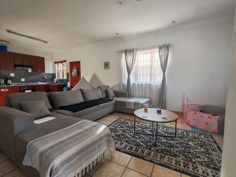 Neat 3-Bedroom Townhouse – Ideal Location, Great Value - Photo 2