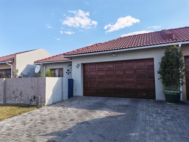 Neat 3-Bedroom Townhouse – Ideal Location, Great Value - Photo 1