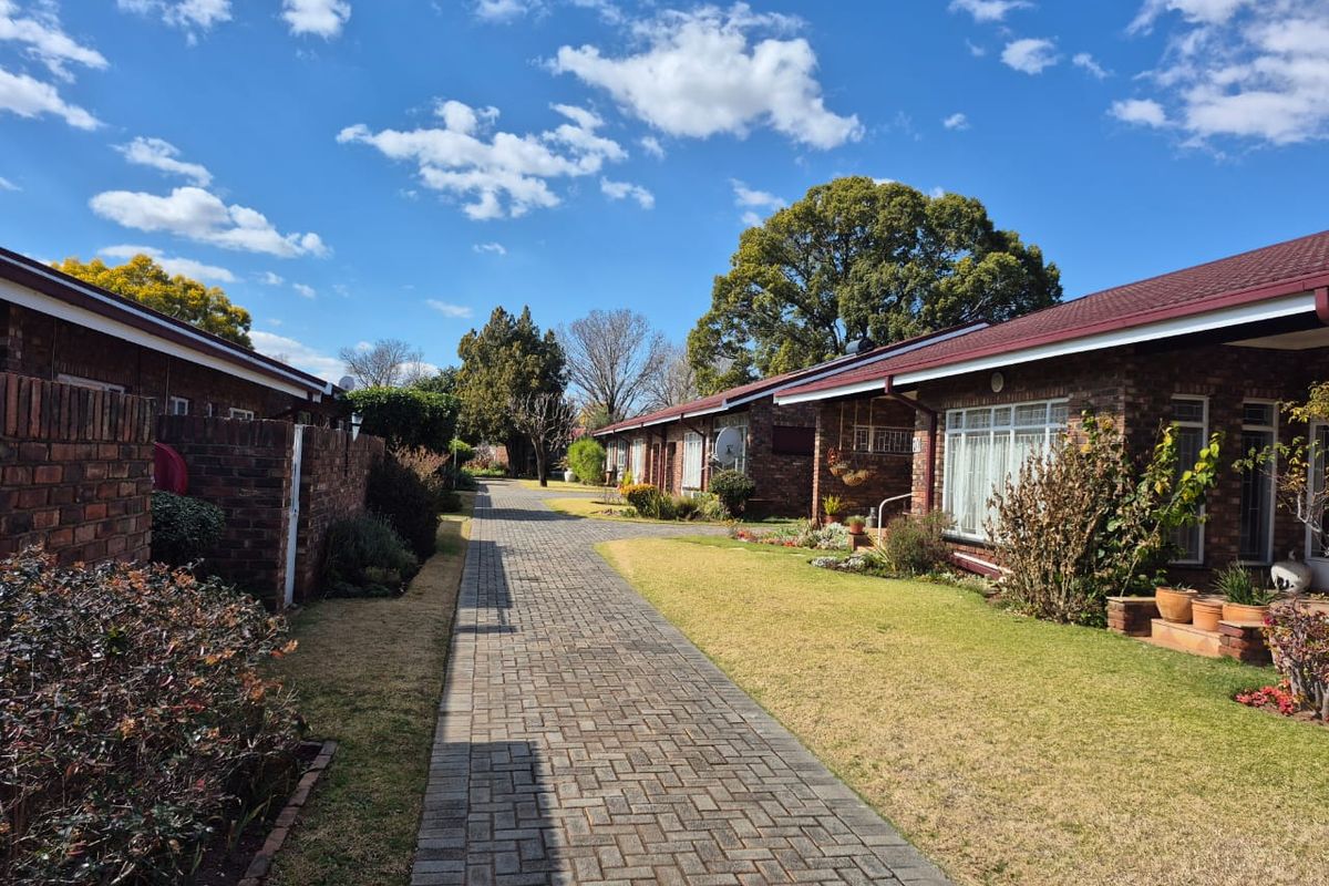 Comfortable Retirement Living in Secure Complex - Photo 4