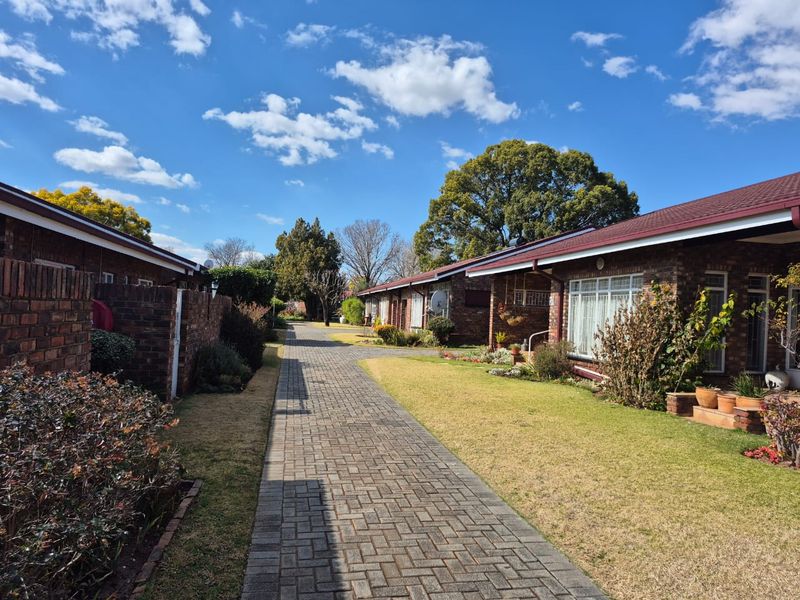 Comfortable Retirement Living in Secure Complex - Photo 4