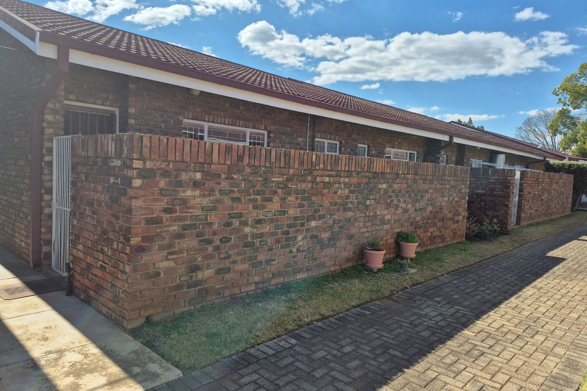 Comfortable Retirement Living in Secure Complex - Photo 2