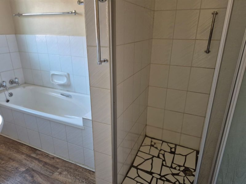 Comfortable Retirement Living in Secure Complex - Photo 6