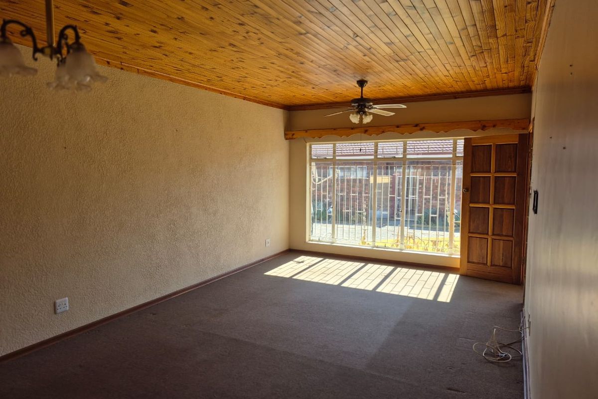 Comfortable Retirement Living in Secure Complex - Photo 5