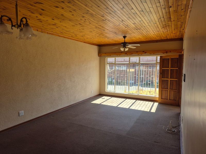 Comfortable Retirement Living in Secure Complex - Photo 5