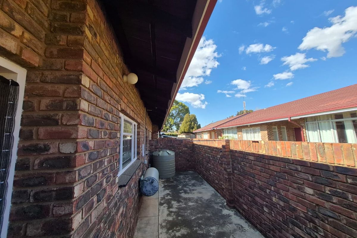 Comfortable Retirement Living in Secure Complex - Photo 3