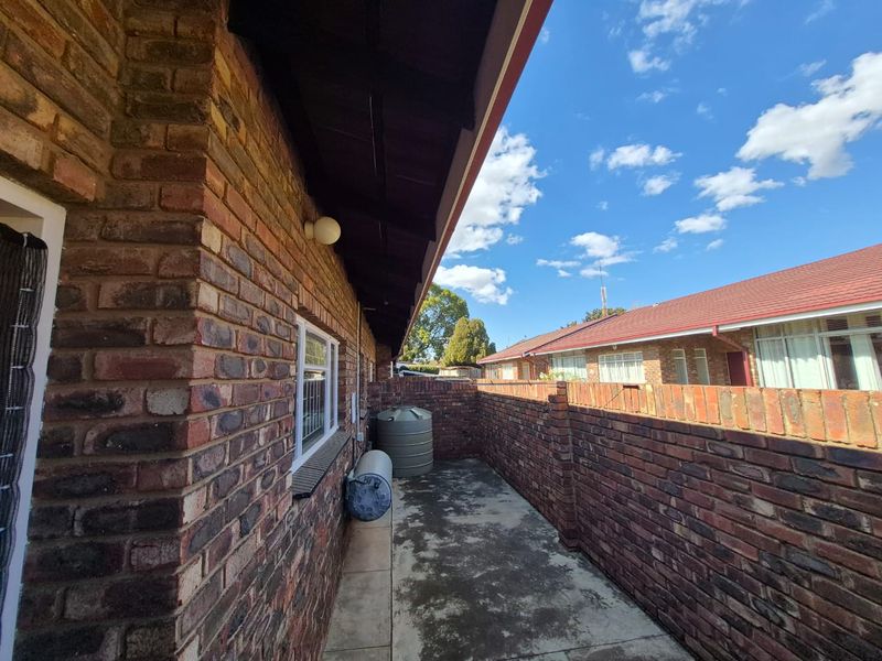 Comfortable Retirement Living in Secure Complex - Photo 3