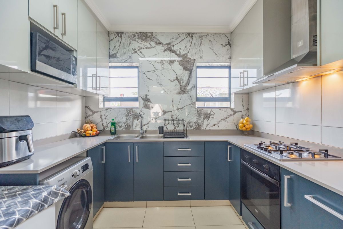 Contemporary Pet-friendly Townhouse in Serene Eco-Estate! - Photo 3