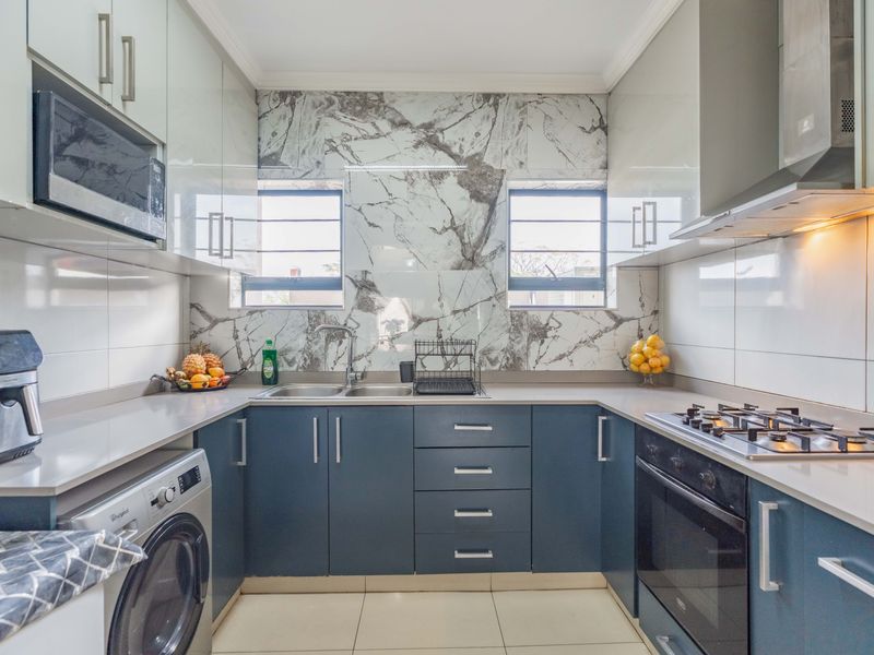 Contemporary Pet-friendly Townhouse in Serene Eco-Estate! - Photo 3