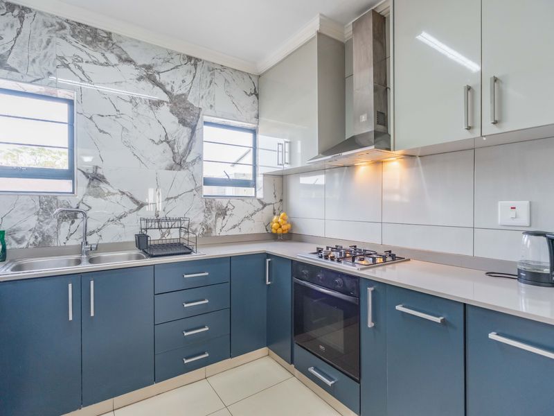 Contemporary Pet-friendly Townhouse in Serene Eco-Estate! - Photo 5