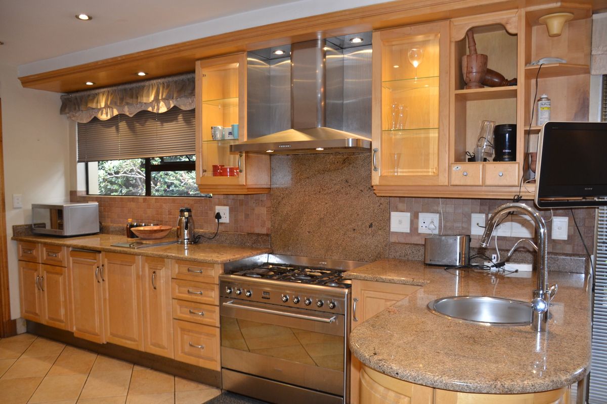 NEW PRICE. Classical Four-Bedroom Family Home in the Dean Road Enclosure in our Better Bedfordview - Photo 4