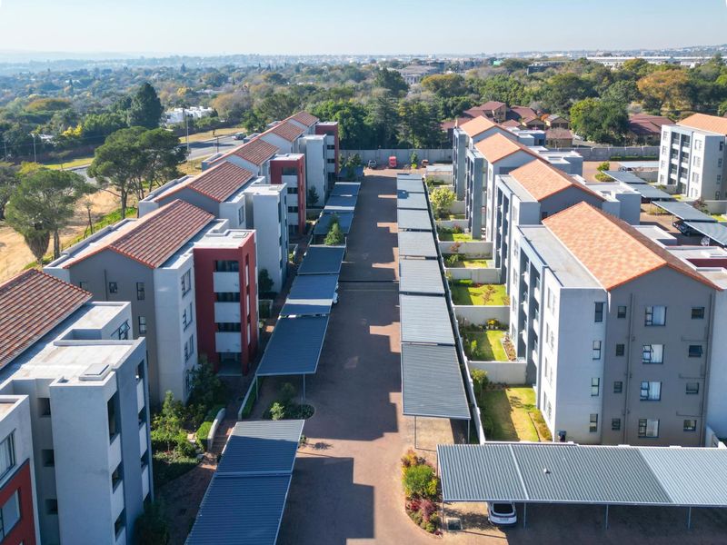 Modern 2 Bedroom, 2 Bathroom Apartment in Ventura Estate – Excellent Investment Opportunity - Photo 2