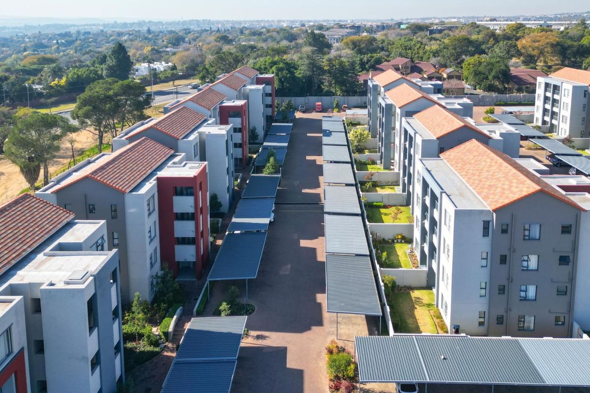 Modern 2 Bedroom, 2 Bathroom Apartment in Ventura Estate – Excellent Investment Opportunity - Photo 2