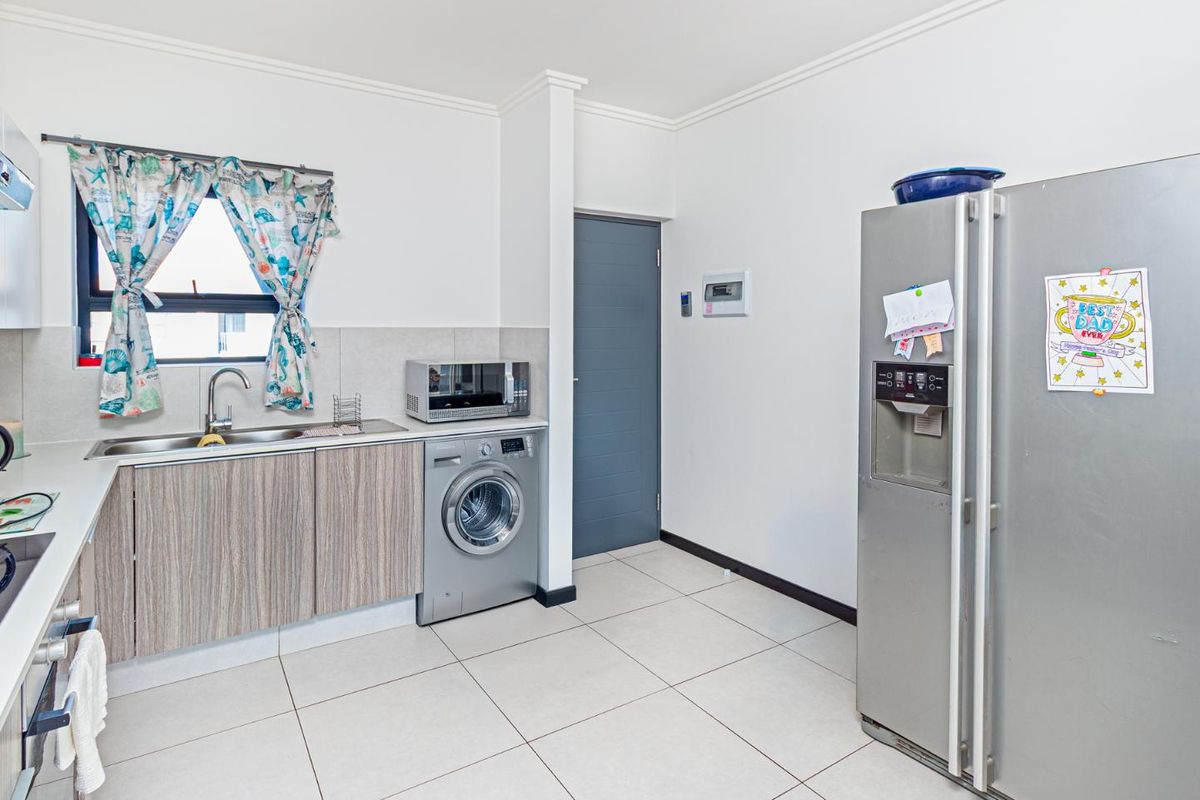 Modern 2 Bedroom, 2 Bathroom Apartment in Ventura Estate – Excellent Investment Opportunity - Photo 3