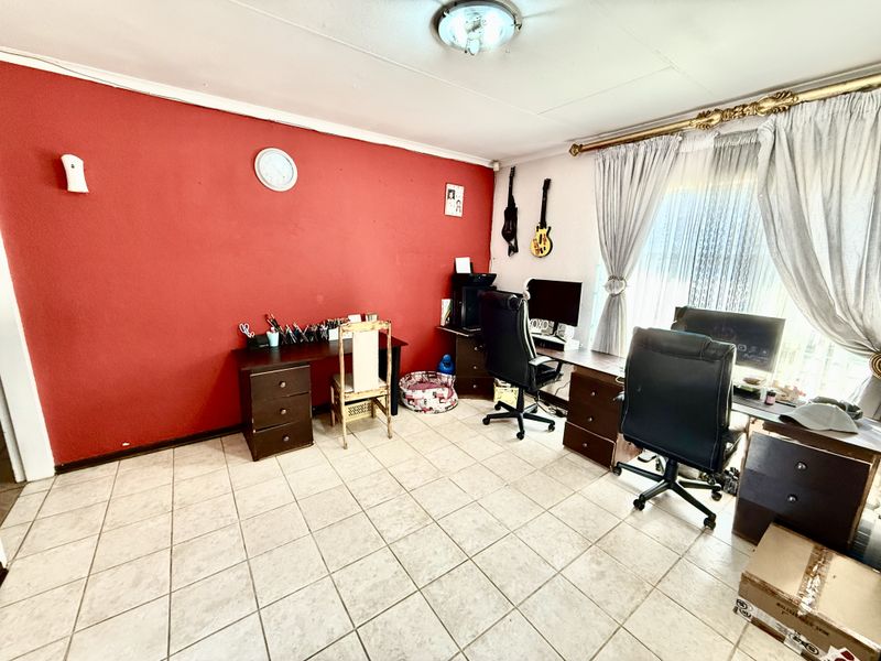 Spacious Family Home with Flat – Well Priced Opportunity - Photo 5