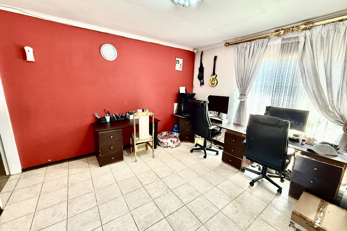 Spacious Family Home with Flat – Well Priced Opportunity - Photo 5