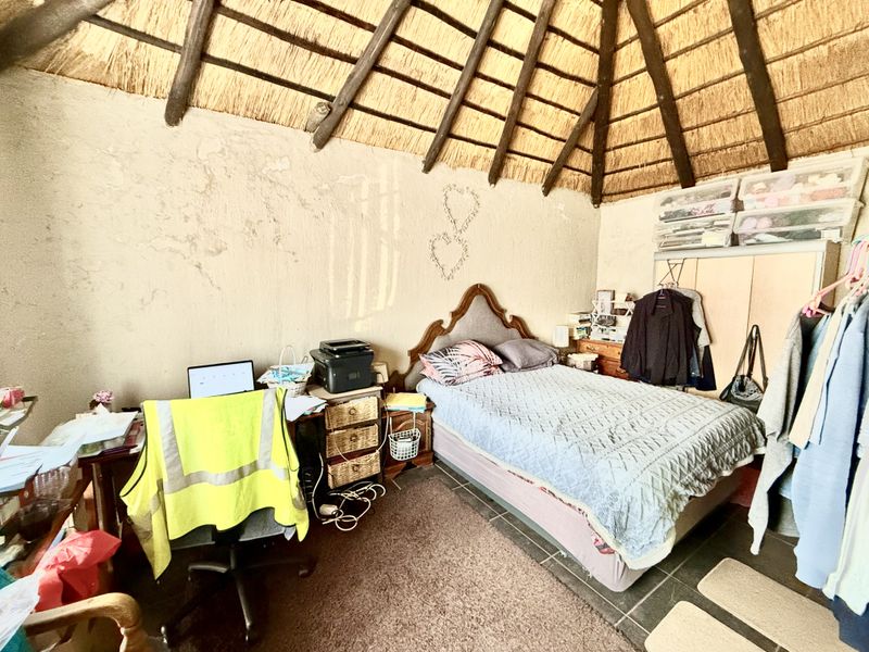 Spacious Family Home with Flat – Well Priced Opportunity - Photo 10