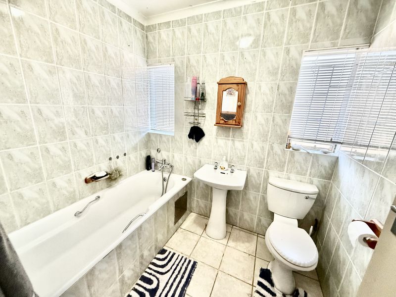 Spacious Family Home with Flat – Well Priced Opportunity - Photo 6