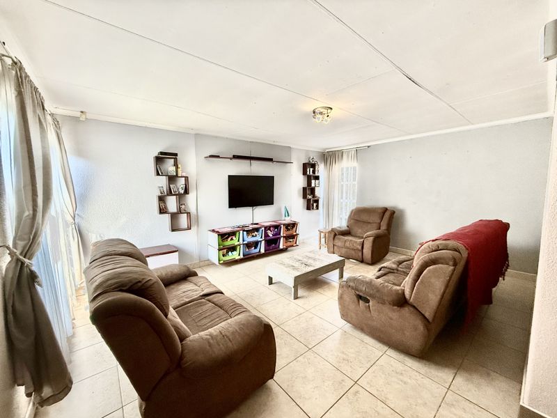 Spacious Family Home with Flat – Well Priced Opportunity - Photo 4