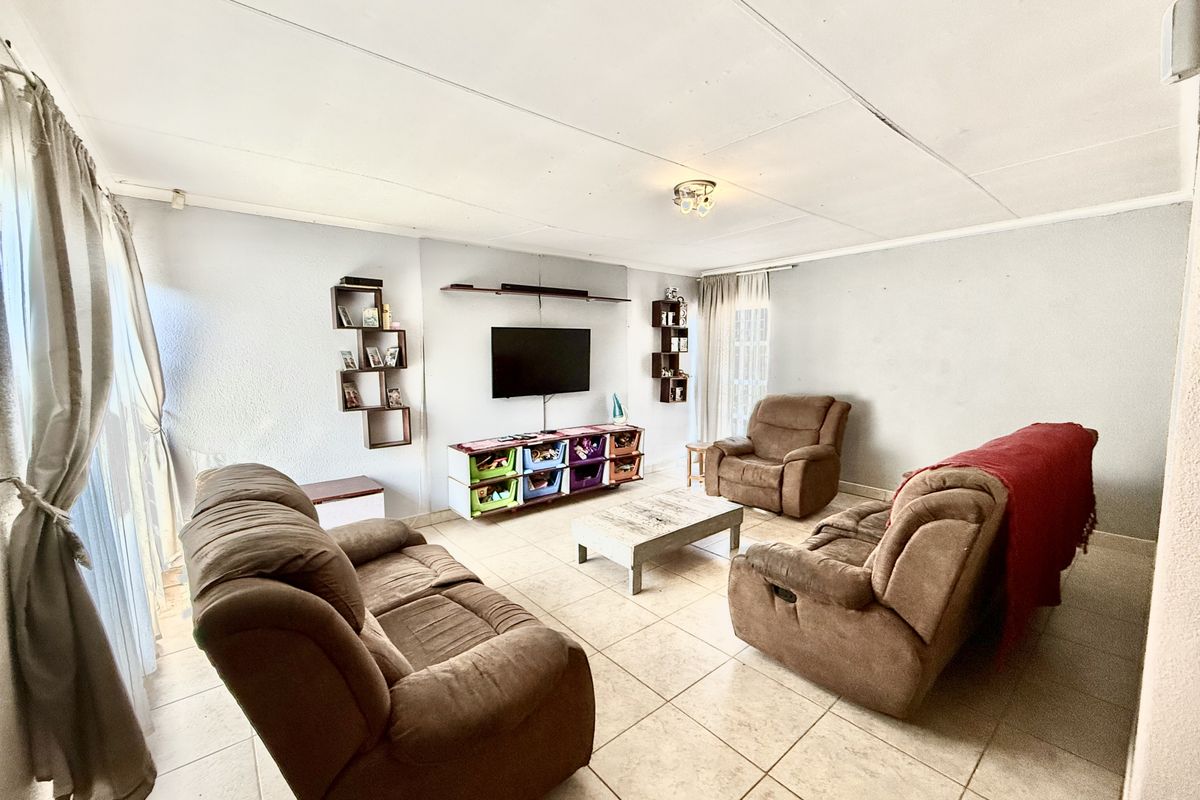 Spacious Family Home with Flat – Well Priced Opportunity - Photo 4