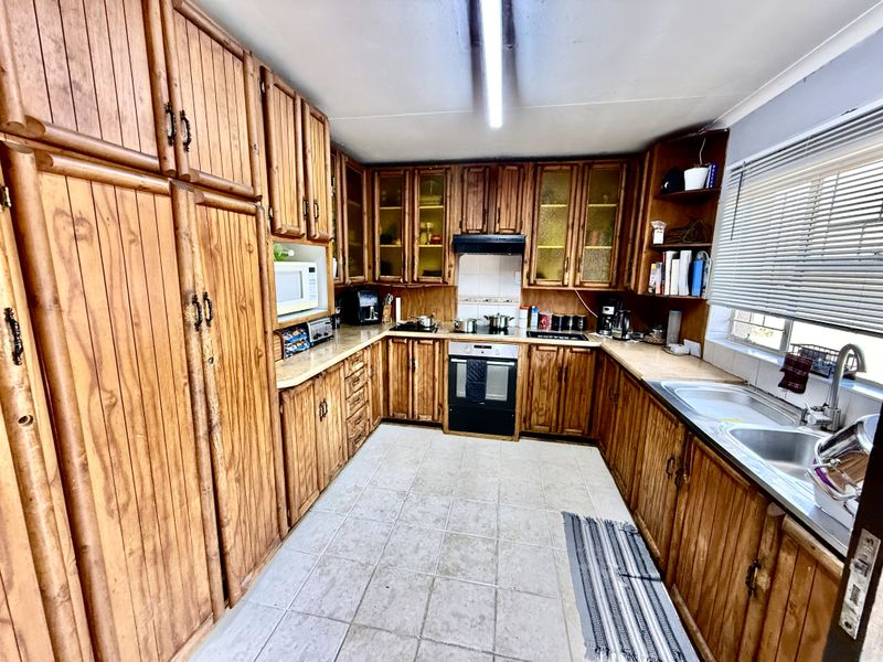 Spacious Family Home with Flat – Well Priced Opportunity - Photo 3