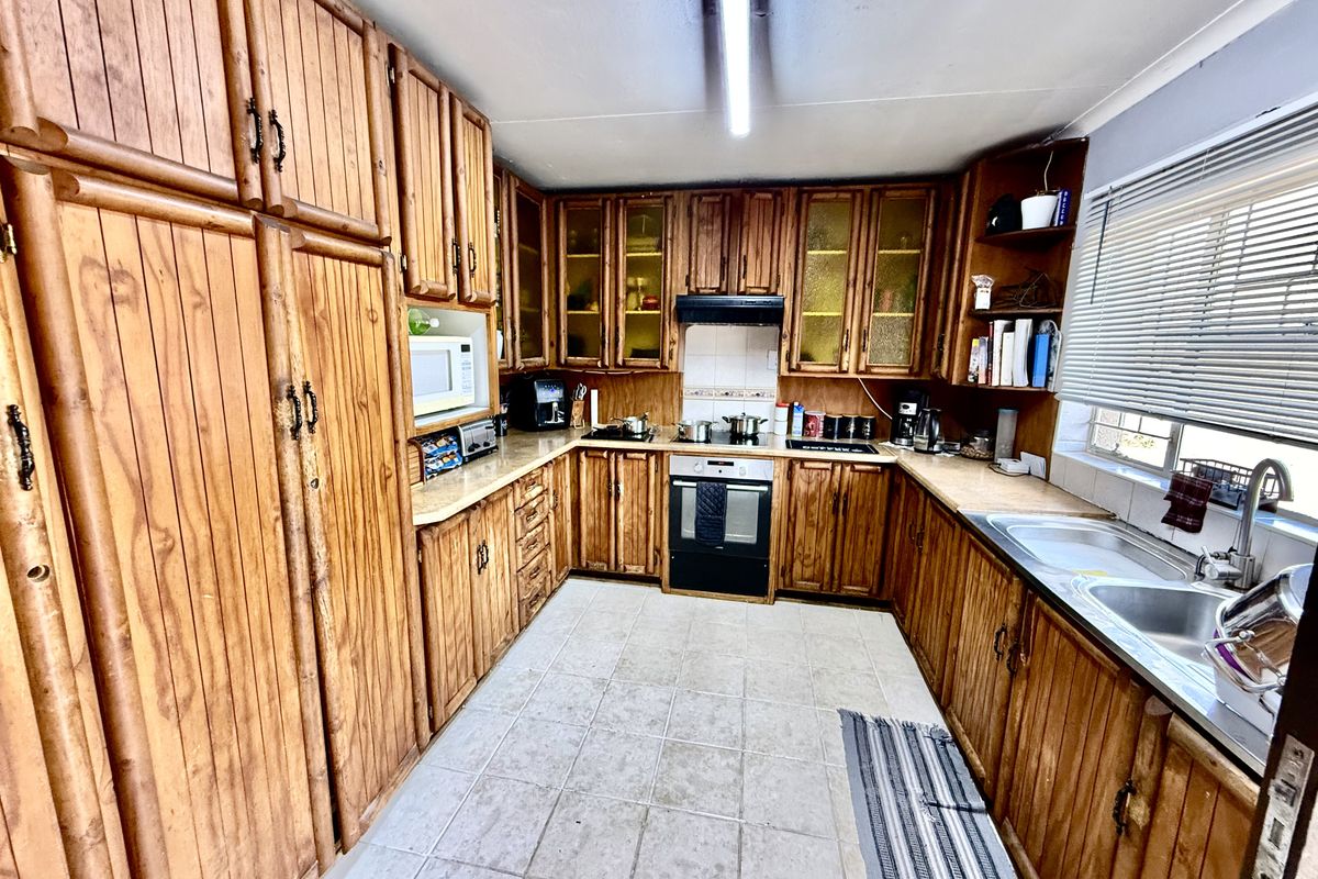 Spacious Family Home with Flat – Well Priced Opportunity - Photo 3