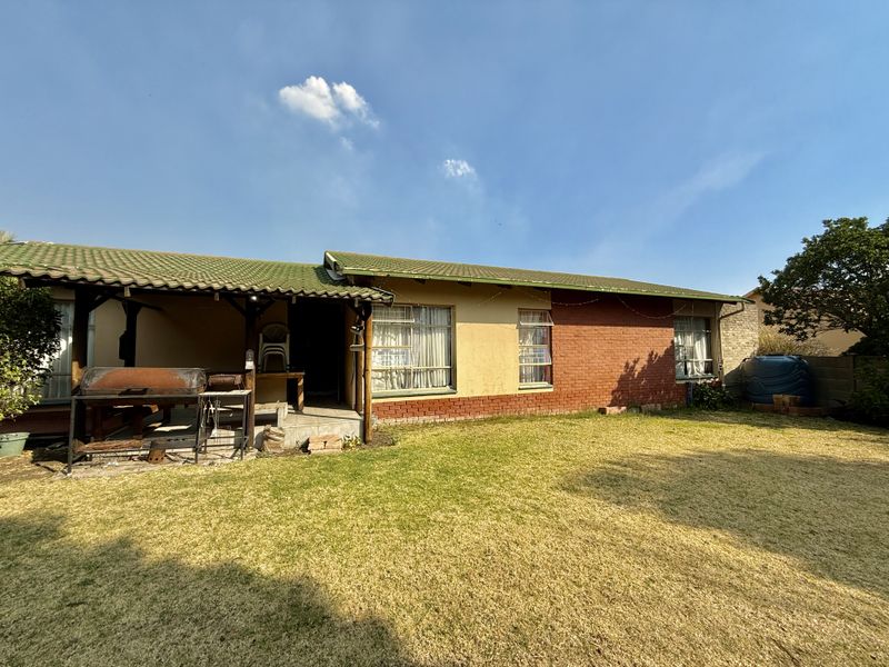 Spacious Family Home with Flat – Well Priced Opportunity - Photo 2