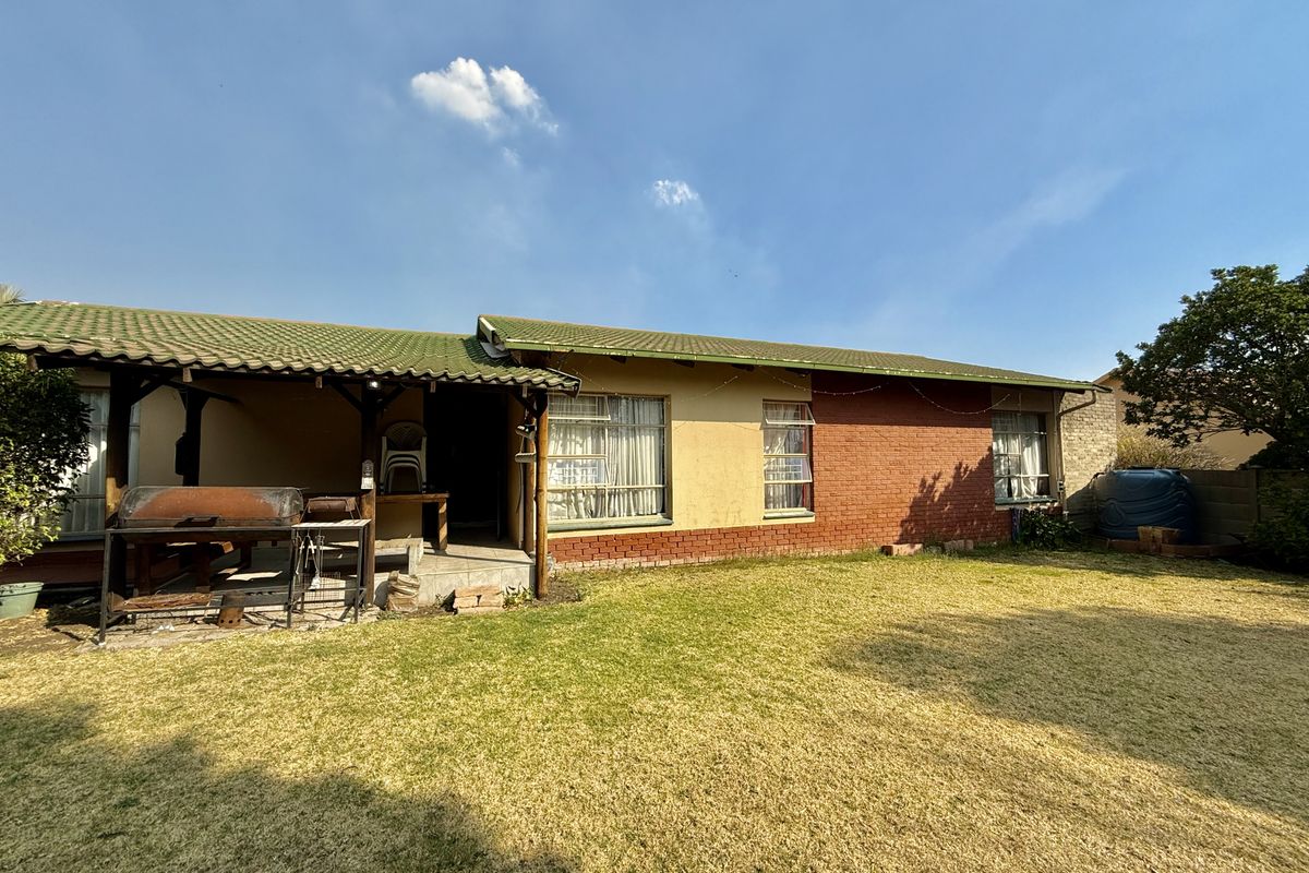 Spacious Family Home with Flat – Well Priced Opportunity - Photo 2