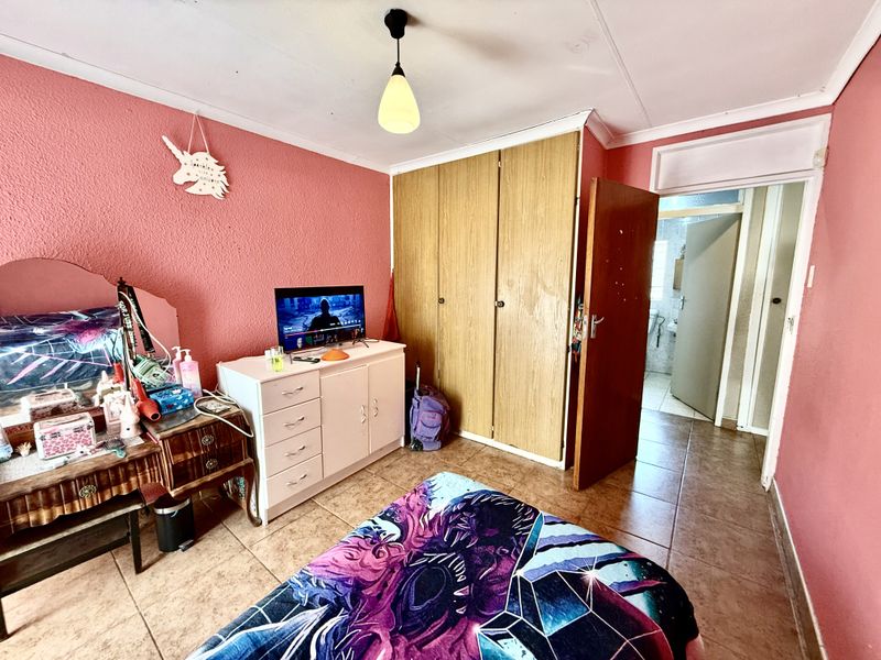 Spacious Family Home with Flat – Well Priced Opportunity - Photo 9