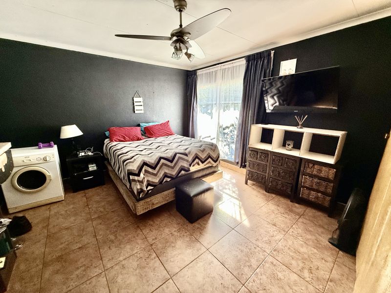 Spacious Family Home with Flat – Well Priced Opportunity - Photo 8