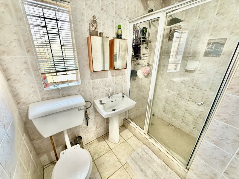 Spacious Family Home with Flat – Well Priced Opportunity - Photo 7