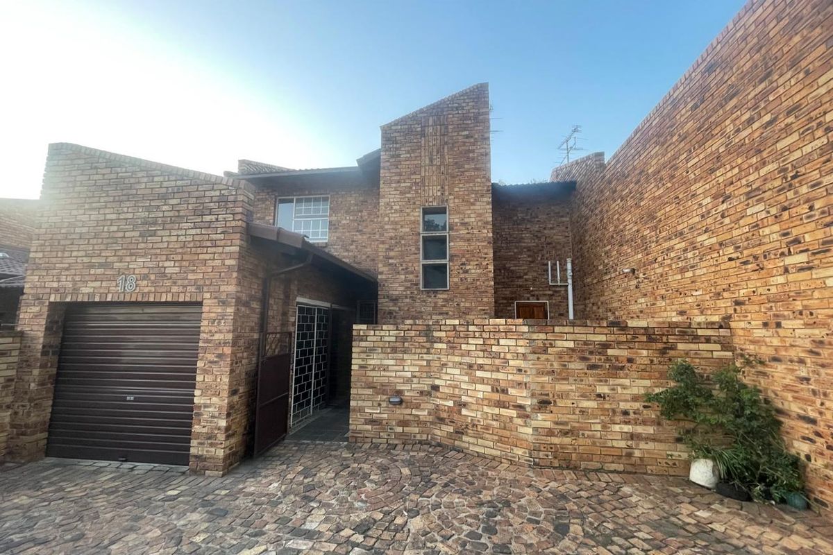 Secure 3-Bedroom Duplex with Private Garden Near Kibler Golf Course - Photo 2