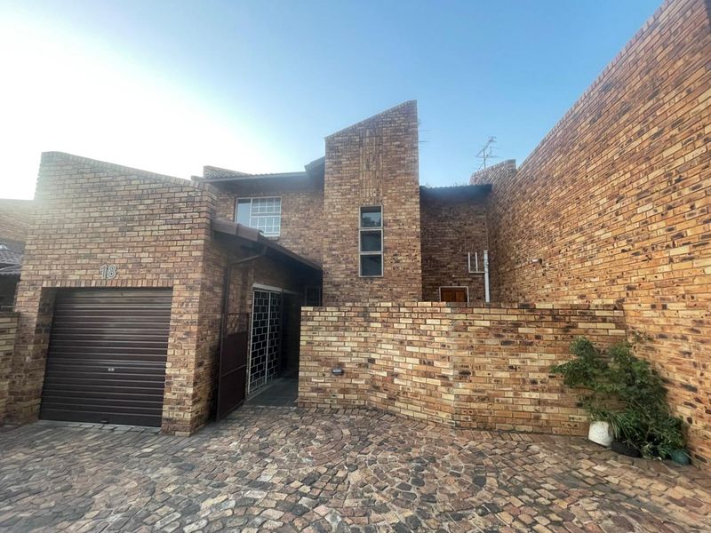 Secure 3-Bedroom Duplex with Private Garden Near Kibler Golf Course - Photo 2