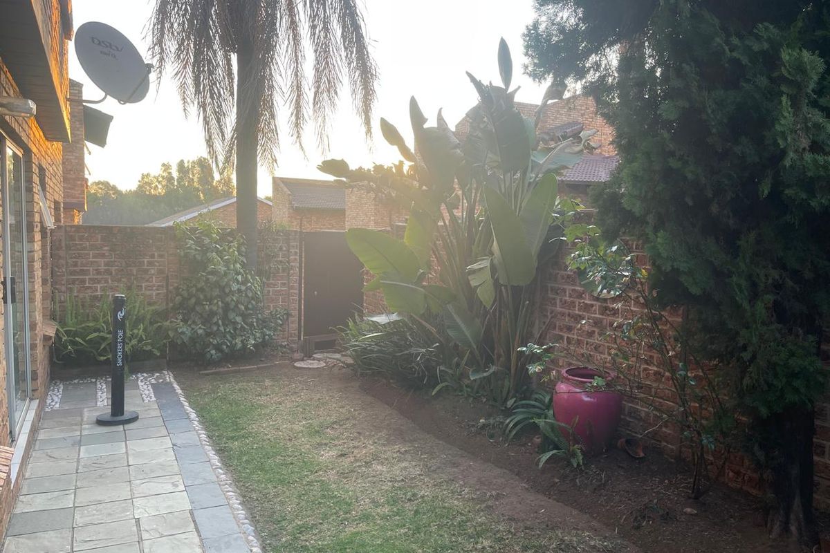 Secure 3-Bedroom Duplex with Private Garden Near Kibler Golf Course - Photo 4