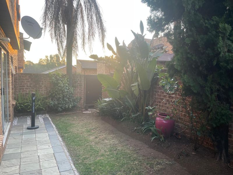 Secure 3-Bedroom Duplex with Private Garden Near Kibler Golf Course - Photo 4