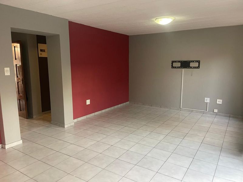 Secure 3-Bedroom Duplex with Private Garden Near Kibler Golf Course - Photo 10