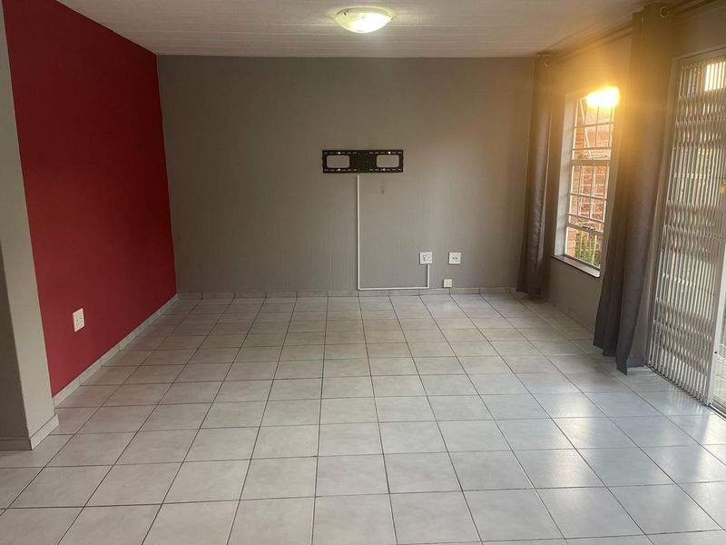 Secure 3-Bedroom Duplex with Private Garden Near Kibler Golf Course - Photo 9