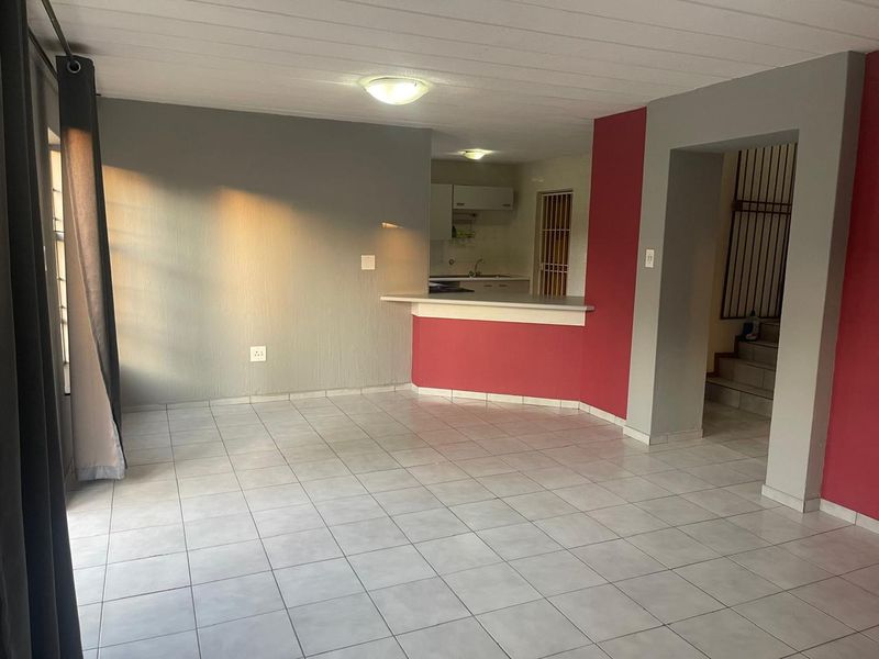 Secure 3-Bedroom Duplex with Private Garden Near Kibler Golf Course - Photo 8