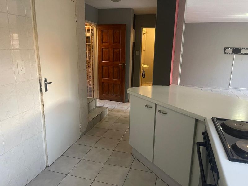 Secure 3-Bedroom Duplex with Private Garden Near Kibler Golf Course - Photo 6